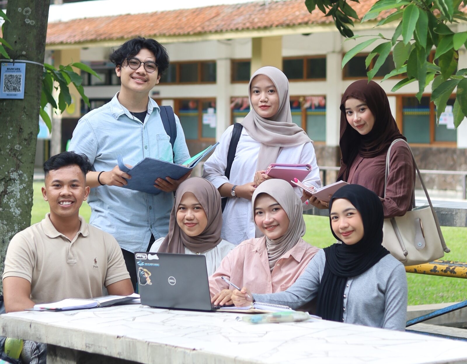 Pengalaman Lapangan Mahasiswa, Mengapa Tidak Hanya Belajar Di Kelas?